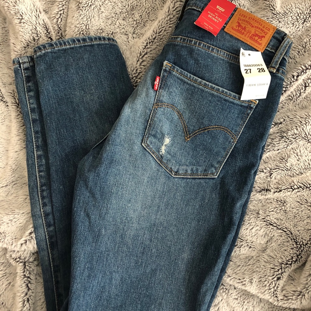 Levi’s medium wash 721 high rise skinny NWT